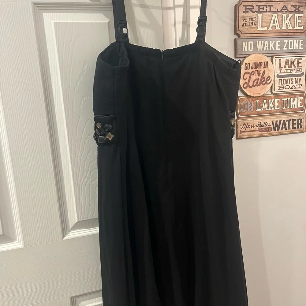 Cocktail  dress, has adjustable straps and padding on the chest. - Picture 3 of 6